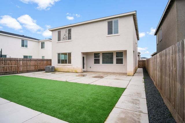 2455 Explorador Dr, Merced, CA 95340