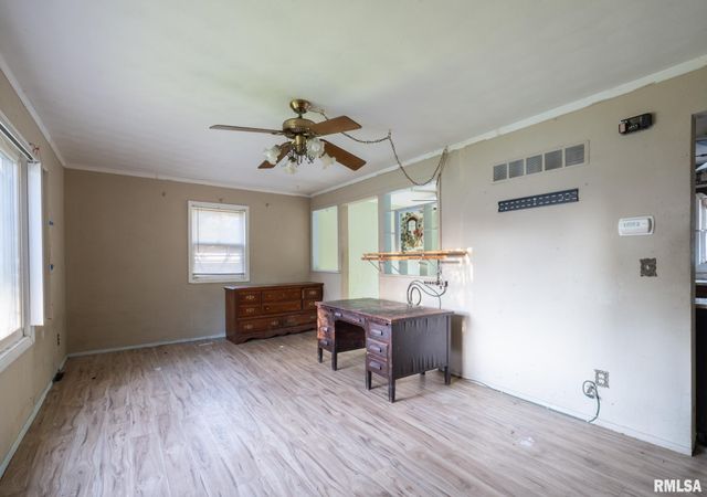 304 PARKWAY Lane, Pekin, IL 61554