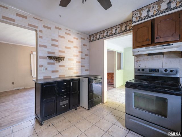 304 PARKWAY Lane, Pekin, IL 61554