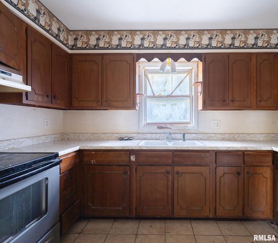 304 PARKWAY Lane, Pekin, IL 61554