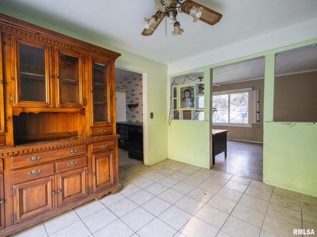 304 PARKWAY Lane, Pekin, IL 61554