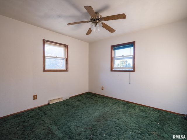 304 PARKWAY Lane, Pekin, IL 61554