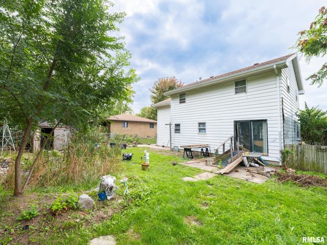 304 PARKWAY Lane, Pekin, IL 61554