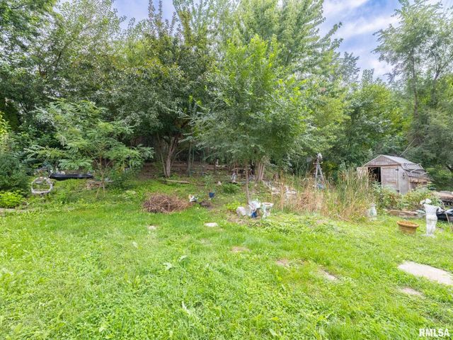 304 PARKWAY Lane, Pekin, IL 61554