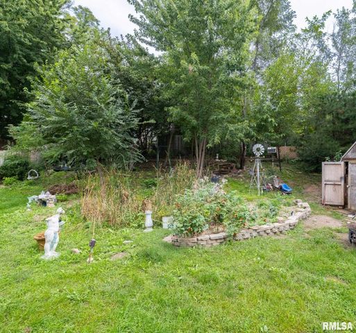 304 PARKWAY Lane, Pekin, IL 61554