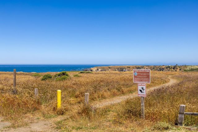 19351 Del Mar Dr, Fort Bragg, CA 95437