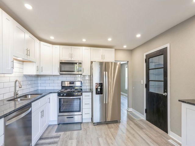 237 W 12th Street S, Newton, IA 50208