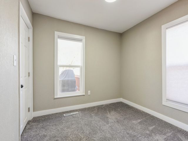 237 W 12th Street S, Newton, IA 50208