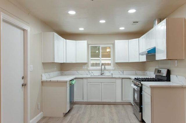 1400 W Oakland Avenue, Tulare, CA 93274