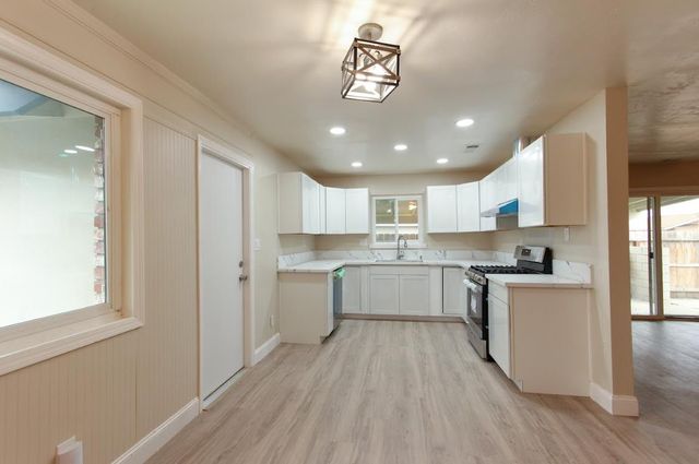 1400 W Oakland Avenue, Tulare, CA 93274