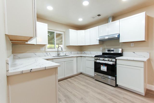 1400 W Oakland Avenue, Tulare, CA 93274