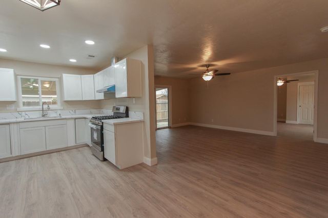 1400 W Oakland Avenue, Tulare, CA 93274