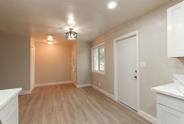 1400 W Oakland Avenue, Tulare, CA 93274