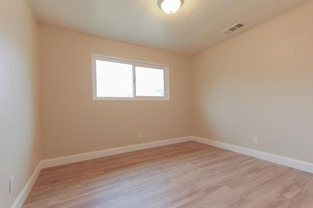 1400 W Oakland Avenue, Tulare, CA 93274