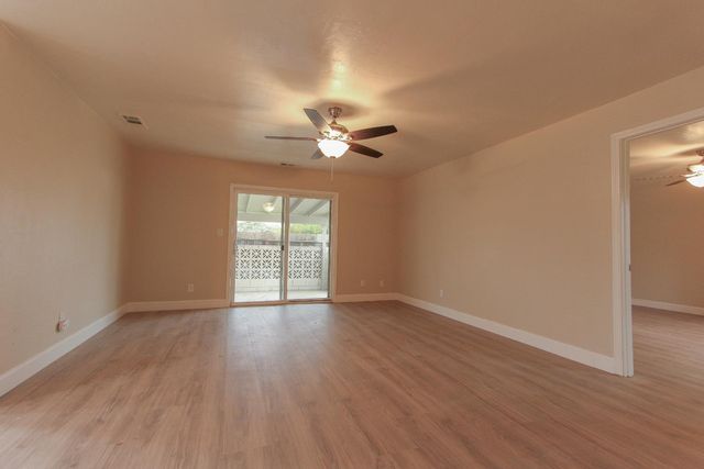 1400 W Oakland Avenue, Tulare, CA 93274