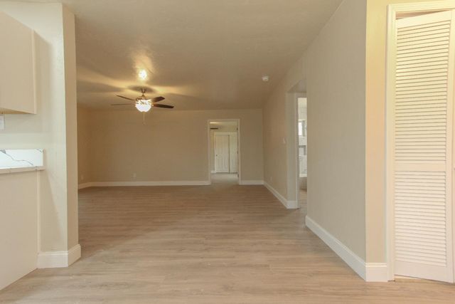 1400 W Oakland Avenue, Tulare, CA 93274