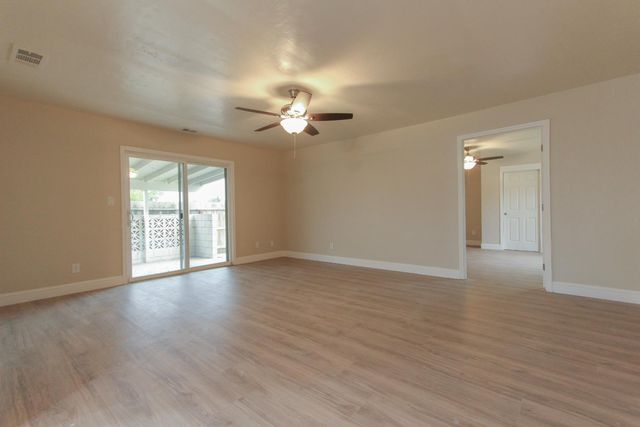 1400 W Oakland Avenue, Tulare, CA 93274