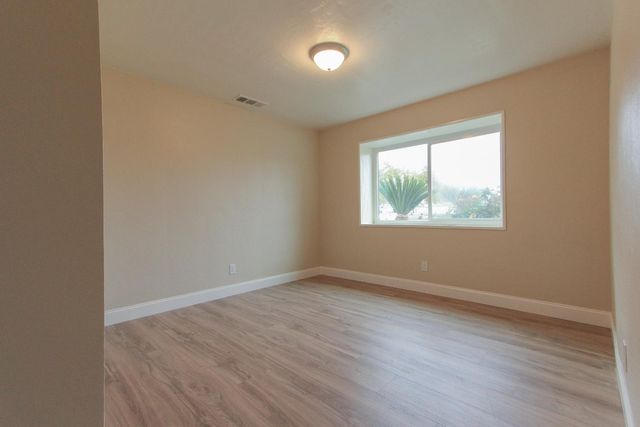 1400 W Oakland Avenue, Tulare, CA 93274