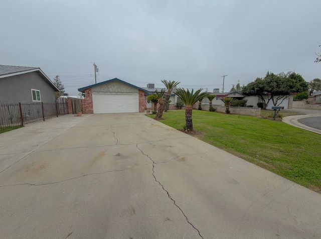 1400 W Oakland Avenue, Tulare, CA 93274
