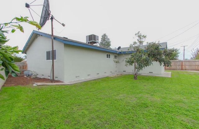 1400 W Oakland Avenue, Tulare, CA 93274