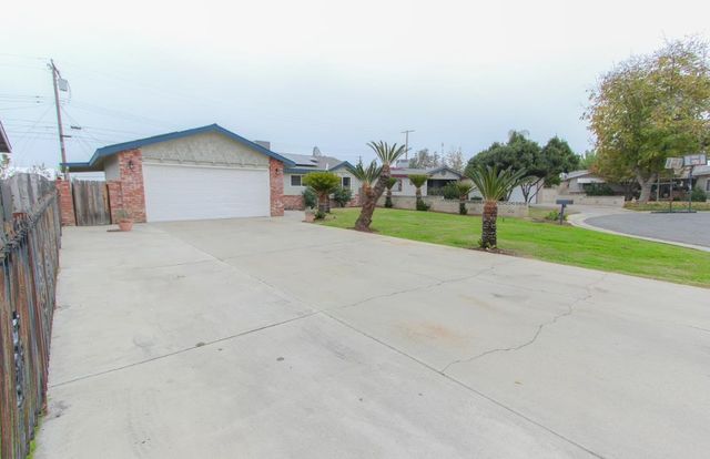 1400 W Oakland Avenue, Tulare, CA 93274