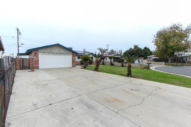 1400 W Oakland Avenue, Tulare, CA 93274