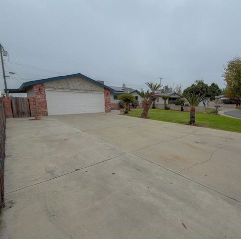 1400 W Oakland Avenue, Tulare, CA 93274