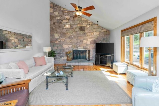 1 Fawn Ridge Rd, Clinton Twp., NJ 08833