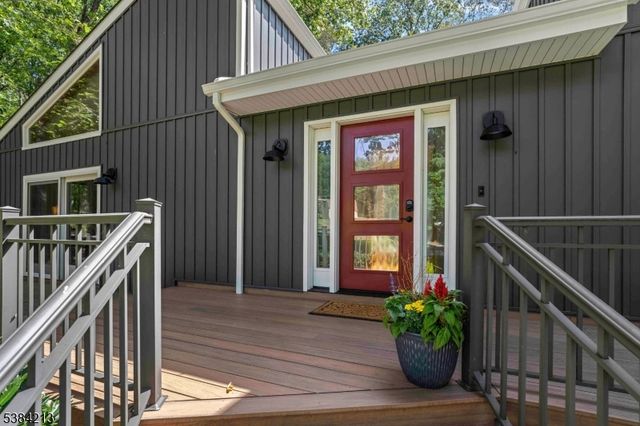 1 Fawn Ridge Rd, Clinton Twp., NJ 08833