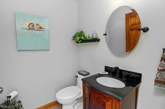 1 Fawn Ridge Rd, Clinton Twp., NJ 08833