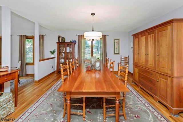 1 Fawn Ridge Rd, Clinton Twp., NJ 08833