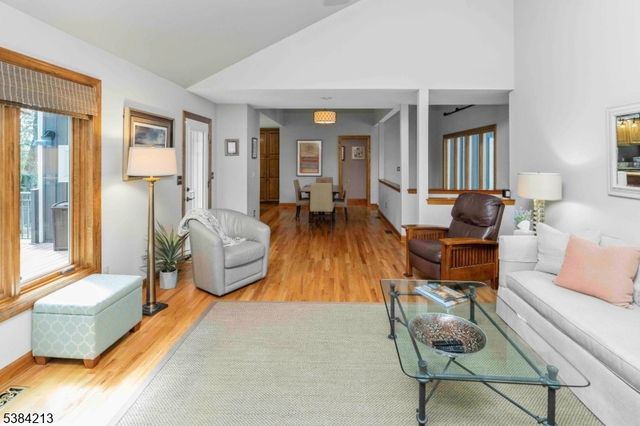 1 Fawn Ridge Rd, Clinton Twp., NJ 08833