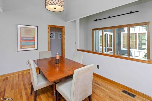 1 Fawn Ridge Rd, Clinton Twp., NJ 08833