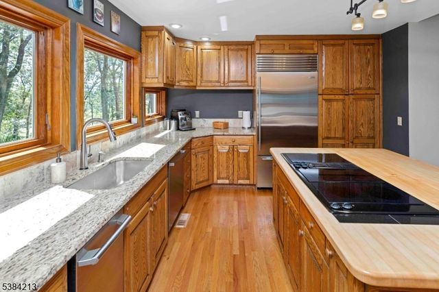 1 Fawn Ridge Rd, Clinton Twp., NJ 08833