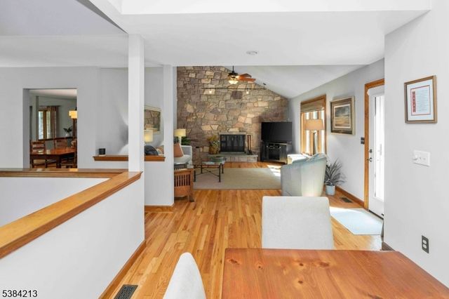 1 Fawn Ridge Rd, Clinton Twp., NJ 08833