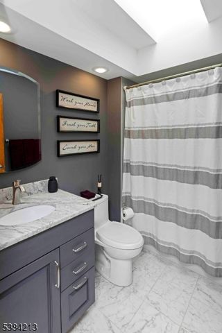 1 Fawn Ridge Rd, Clinton Twp., NJ 08833