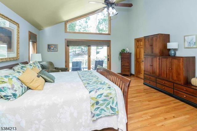 1 Fawn Ridge Rd, Clinton Twp., NJ 08833