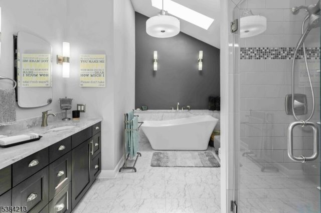 1 Fawn Ridge Rd, Clinton Twp., NJ 08833