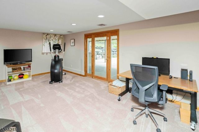 1 Fawn Ridge Rd, Clinton Twp., NJ 08833