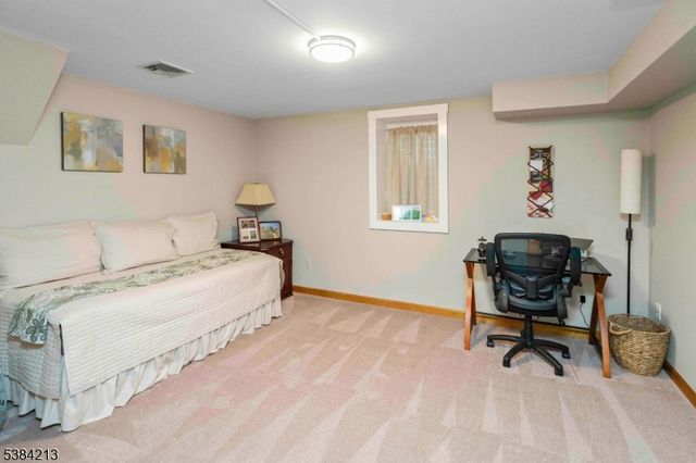 1 Fawn Ridge Rd, Clinton Twp., NJ 08833