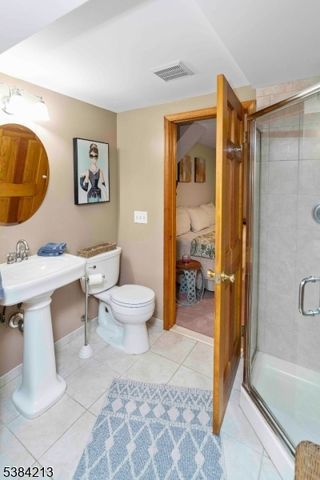 1 Fawn Ridge Rd, Clinton Twp., NJ 08833