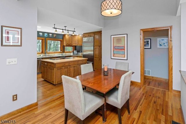 1 Fawn Ridge Rd, Clinton Twp., NJ 08833