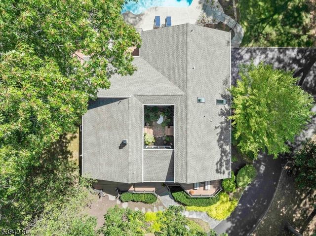 1 Fawn Ridge Rd, Clinton Twp., NJ 08833