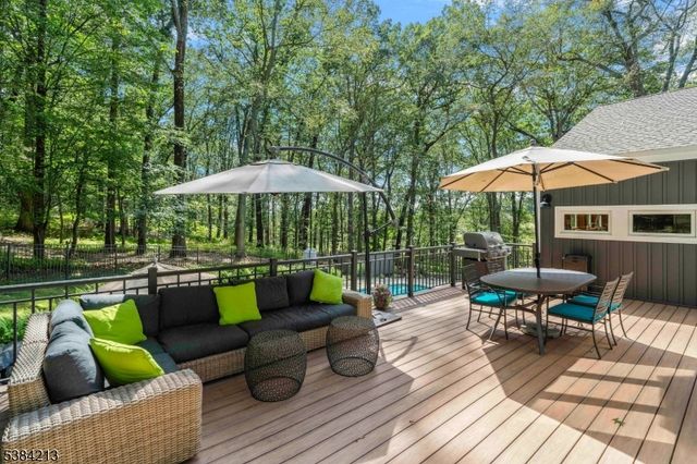 1 Fawn Ridge Rd, Clinton Twp., NJ 08833