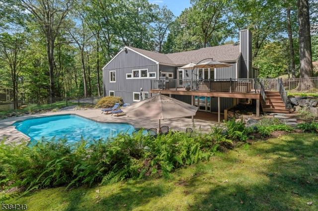 1 Fawn Ridge Rd, Clinton Twp., NJ 08833