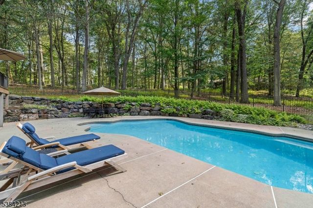 1 Fawn Ridge Rd, Clinton Twp., NJ 08833