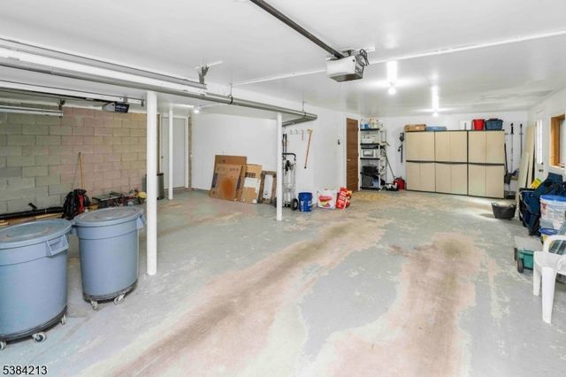 1 Fawn Ridge Rd, Clinton Twp., NJ 08833