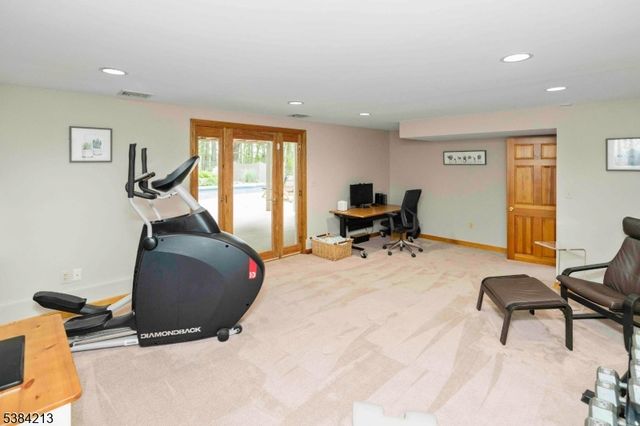 1 Fawn Ridge Rd, Clinton Twp., NJ 08833