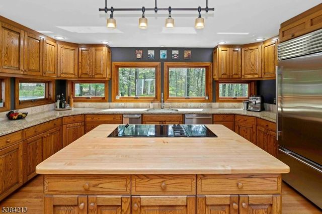 1 Fawn Ridge Rd, Clinton Twp., NJ 08833