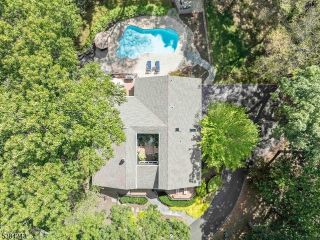 1 Fawn Ridge Rd, Clinton Twp., NJ 08833